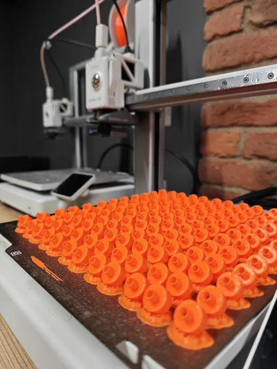 Полный стол напечатанных насадок из оранжевого PETG