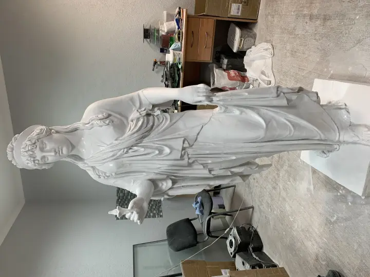 Крупная белая интерьерная статуя после 3D-печати и обработки