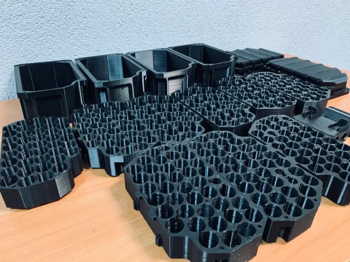 Партия черных технических деталей и держателей после FDM 3D-печати